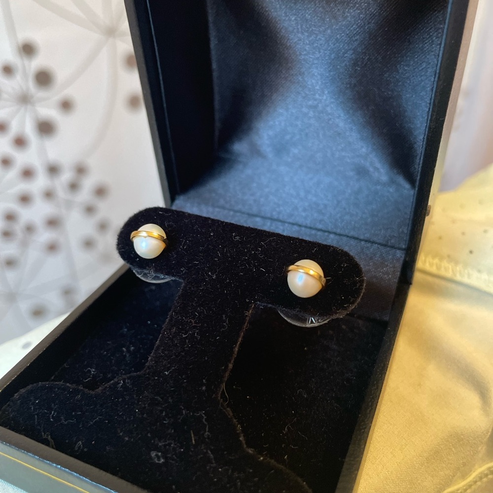 Pearl and gold stud fashion earrings (faux)